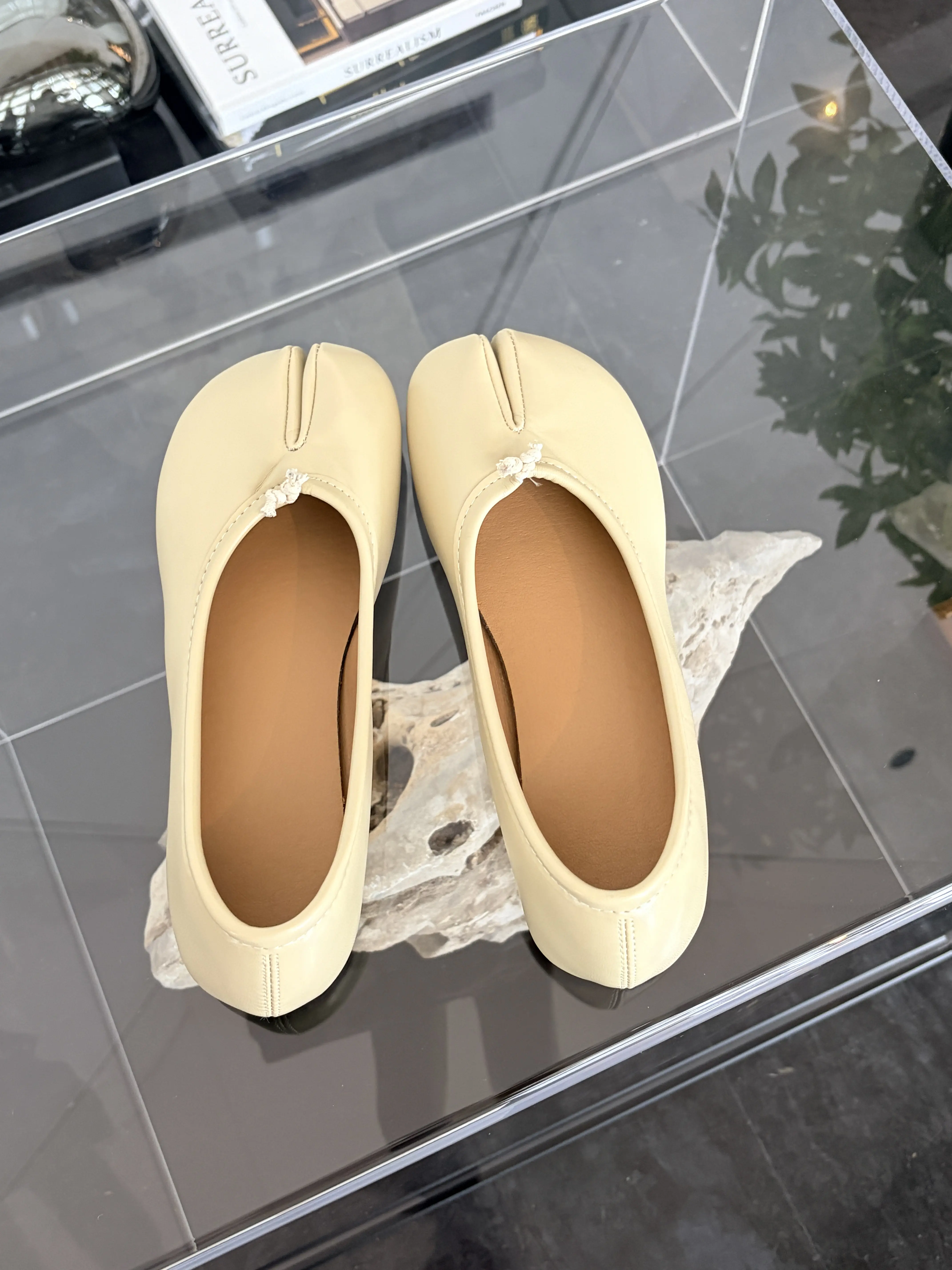 Versatile women’s flats with a low-cut design for all seasons, crafted from soft, skin-friendly leather with a retro aesthetic; simple, elegant women’s shoes suitable for commuting and casual wear, featuring refined handcrafted details—ideal for dates, co