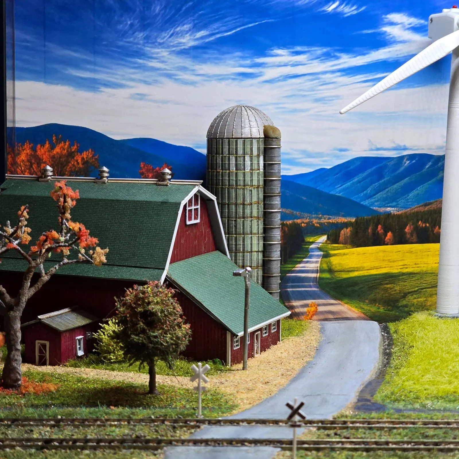 Custom Wind Turbine Diorama – Motorized Farm Scene with Lighting & Kato Track Integration