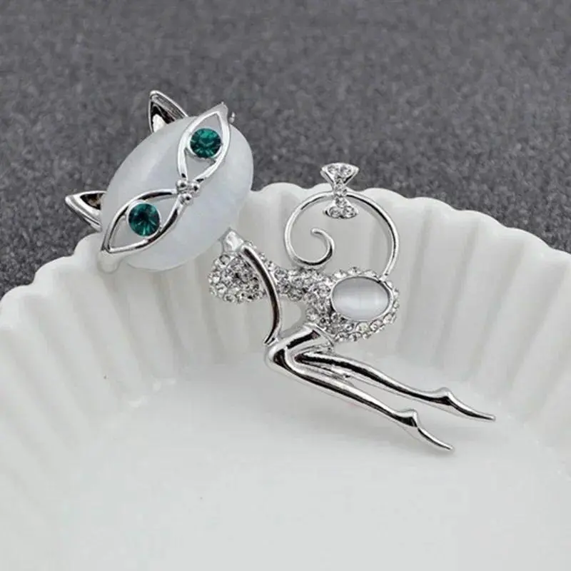 1 Pcs Whimsical Copper Cat Brooch with Rhinestones & Enamel - 6.5x3cm Whimsical Accessories, High Quality Material Fashion Wedding Wear Decoration, Cute Cartoon Animal Style Gifting Accessory (Collar Clips & Brooches Category)