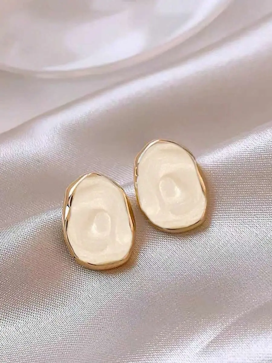 1-Pair French Minimalist White Enamel Drip-Oil Asymmetrical Oval Stud Earrings for Teenagers' Daily Wear
