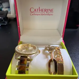 set de reloj y pulsera Catherine Malandrino con acabado dorado y carey (tortoise shell)