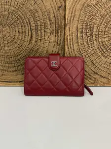 Pre-owned CHANEL Red Quilted Leather Classic Wallet with Silver Tone CC Logo