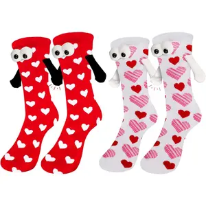 2 paires socks 3D Dolls Valentine's Day Funny Magnetic Holding Hands Socks 2 Pairs Magnetic Hands Crazy Socks for Couples Friends Besties Graduation Gifts