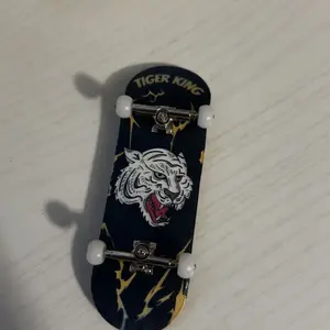 Wooden Fingerboard, 1-Count Professional Finger Skateboard for Kids and Adults, Fidget Board Toy