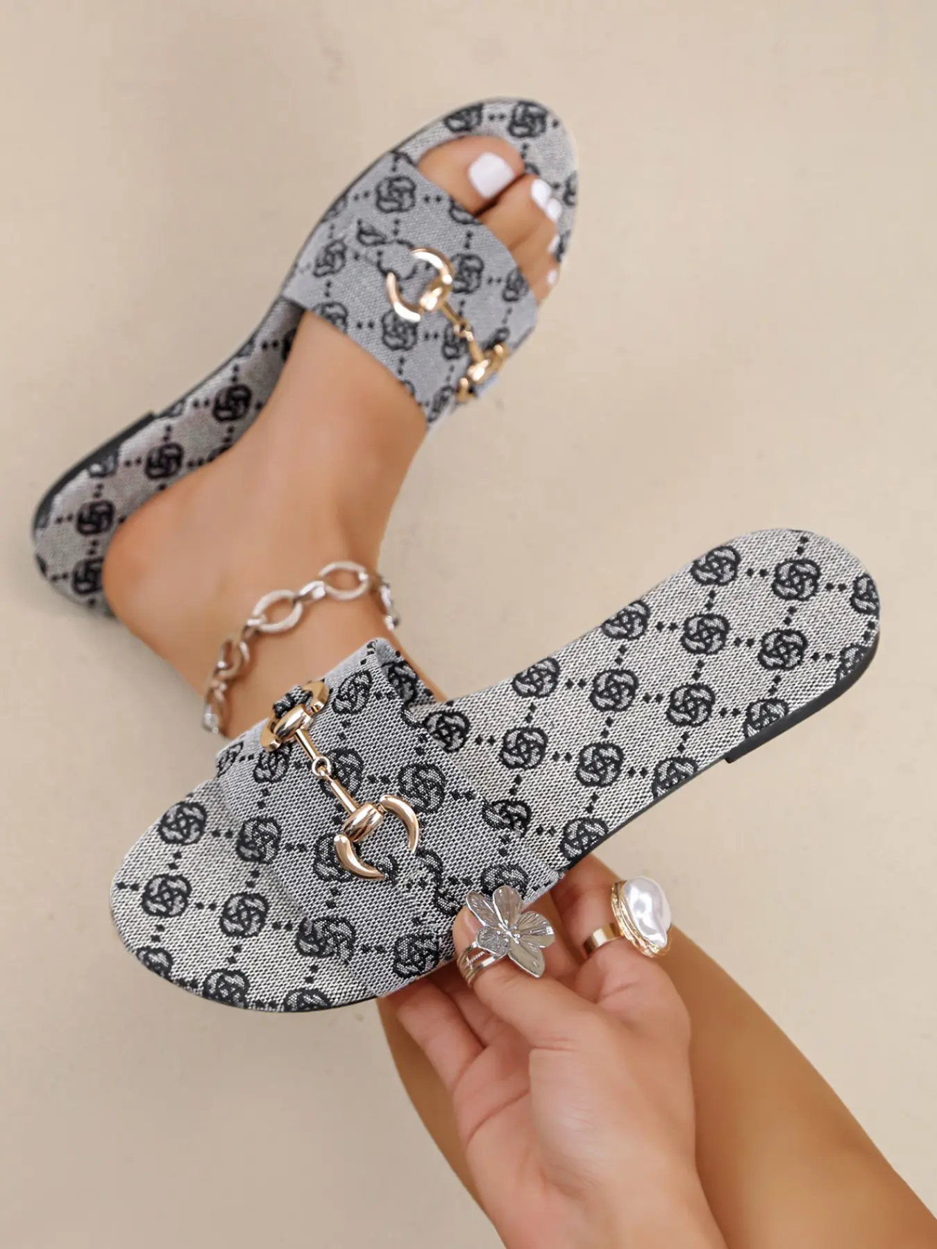 In the summer of 2026, the new flat-bottomed open-toed one-pedal light luxury Women Vintage fashion slippers are retro printed, and the flat-bottomed comfort is suitable for the retro temperament of literary parties.