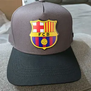 Gorra barcelona, color gris visera obscura  ajustable