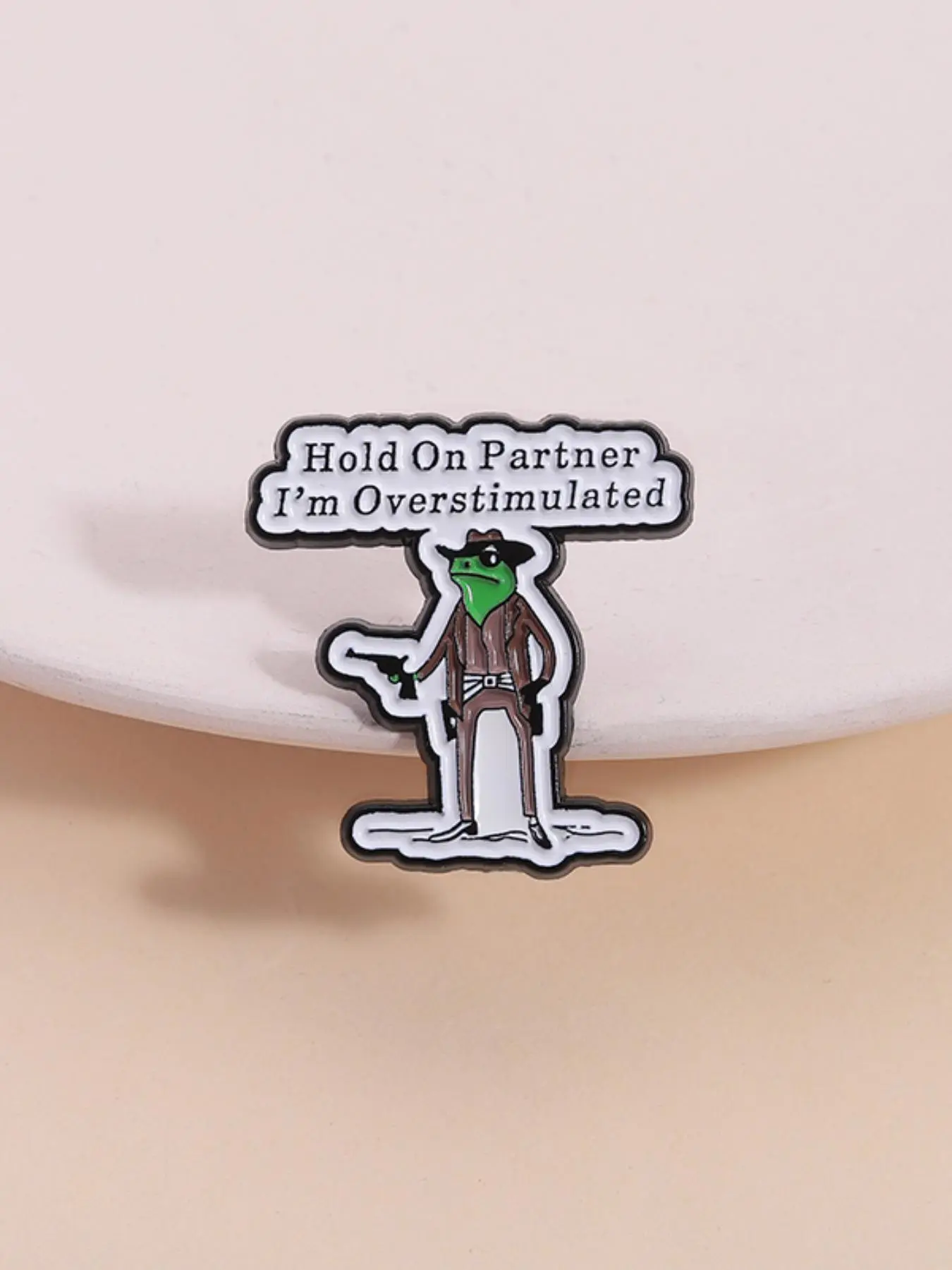 Cowboy Frog Stress Badge Hold On Partner I'm Overstimulated Humorous Design with Gun Frog Funny Eye Expression Relaxation Decor Fun Element Humorous Appeal Stress Relief Lapel Brooch Lapel Pin Alloy Brooch Pin Fashion Accessory