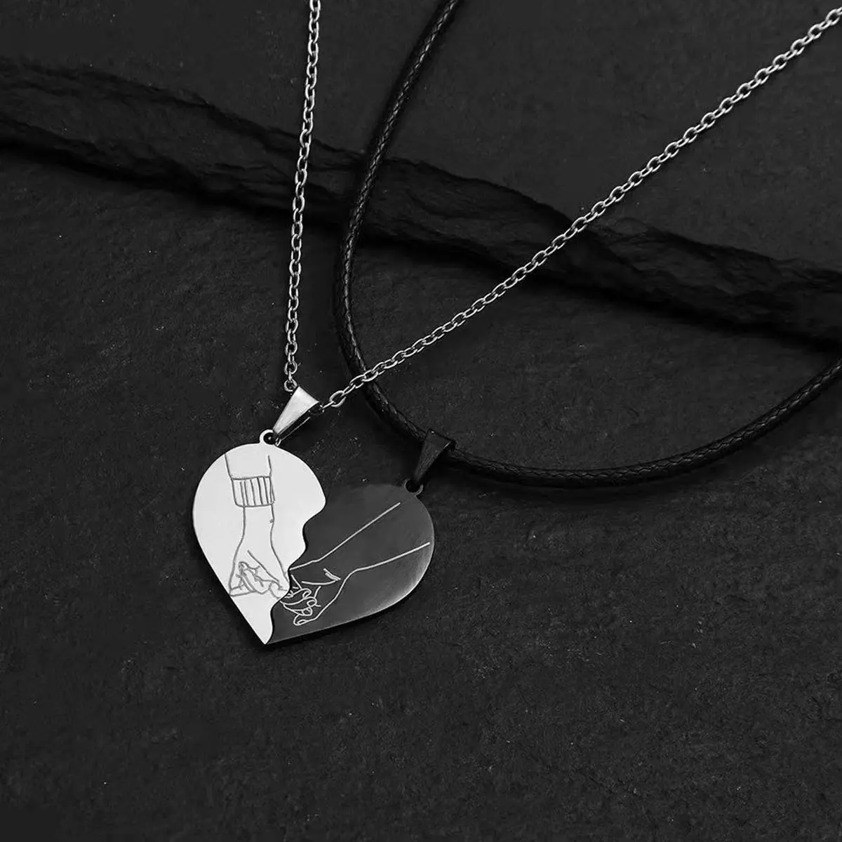 Niche fashion everyday couple two-color heart-shaped splicing necklace casual punk hand in hand pattern unisex jewelry