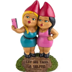 🤳 “Selfie Sisters” Garden Gnome – Hilarious Yard Decor!