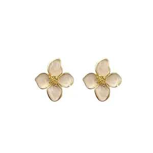 Female Faux Pearl Decor Flower Design Stud Earrings, Elegant Costume Jewelry, Trendy All-Match High-Quality Accessory for Birthday, Engagement Gift Ideas