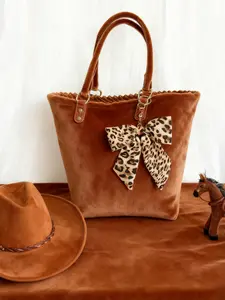 Elegant Leopard Print Bow Bag Charms Keychain Leopard Bowknot Keychain Purse Charm for Handbags Leopard Pattern Bow Keychain  Leopard Scarf Ribbon Bow Pendant Keyring Bag Accessories Charms Leopard Fabric Bow Bag Key Chain Bag Ornament Hanging Decoration