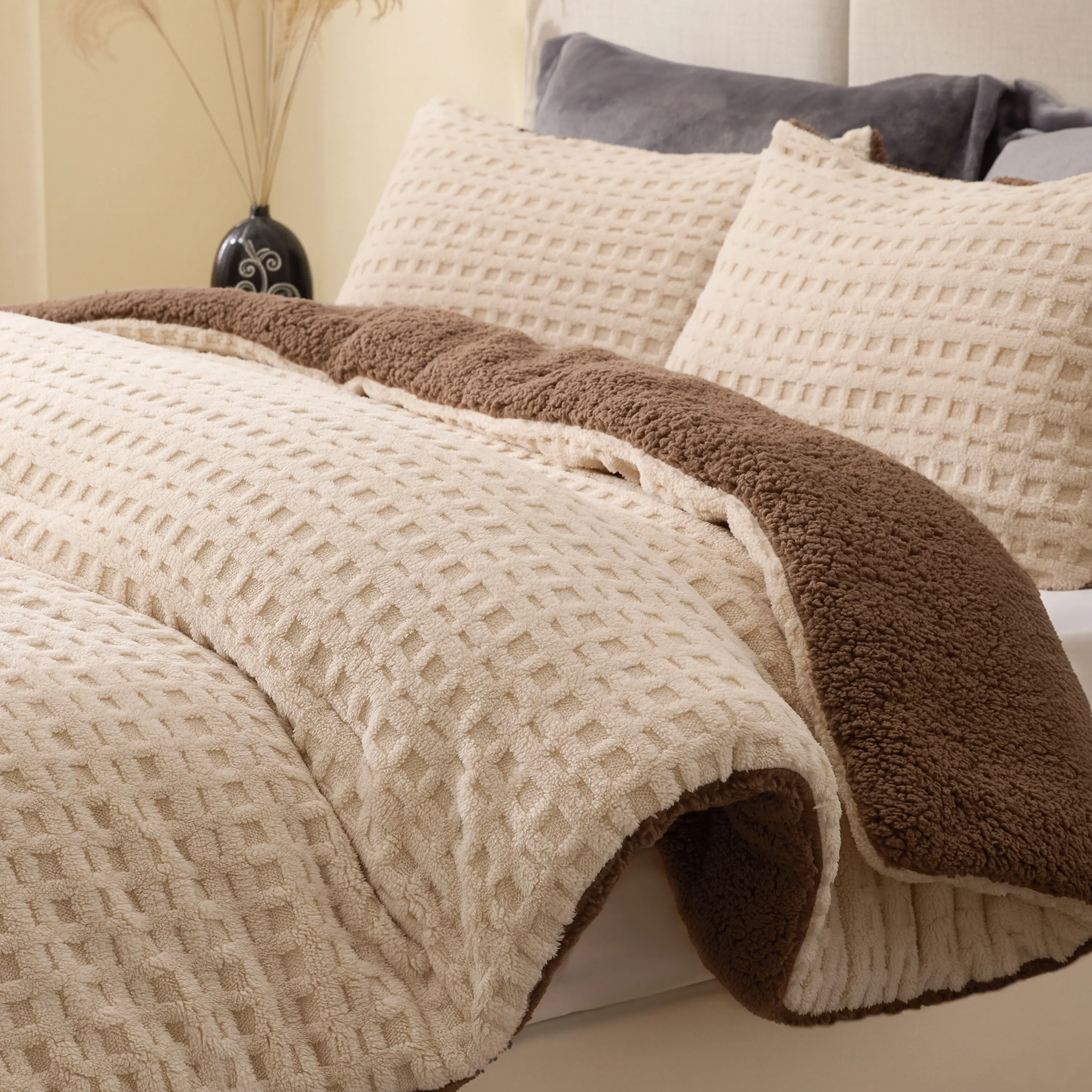 Taffeta Sherpa Double-Sided Comforter Set - Super Soft Sherpa Fur Comforter , Fleece Bedding Set, Winter Warm Bed Set, Comforter with  Pillowcases