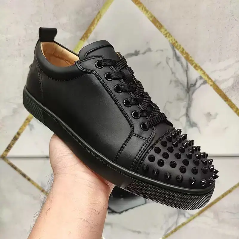 Black sheepskin nail