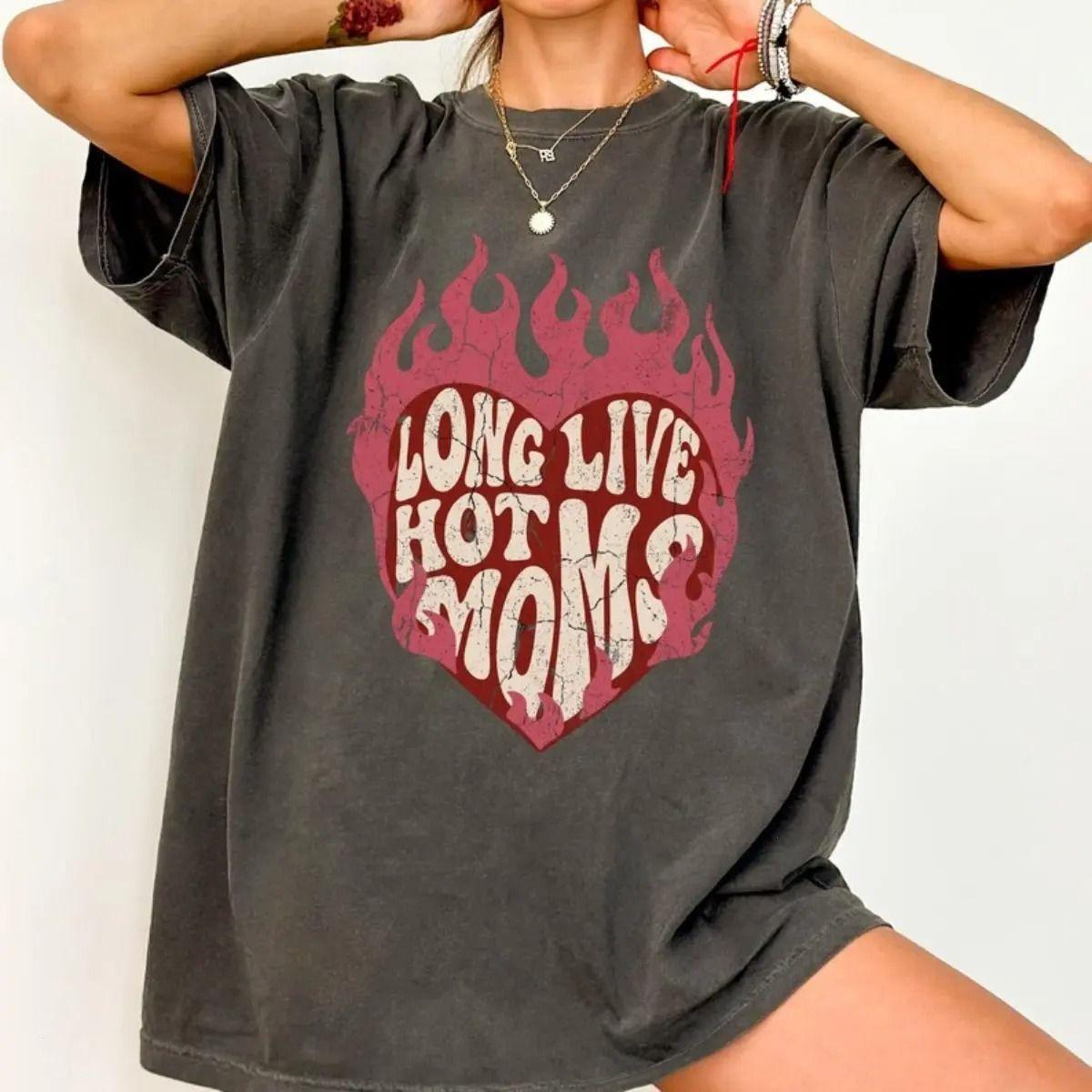 Comfort Colors Long Live Hot Moms T-Shirt, Vintage Flame Heart Graphic Tee for Cool Moms, Trendy Mother’s Day Gift Tee