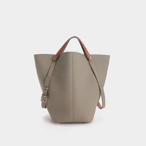 New genuine leather bucket bag, stylish and perfect for commuting. New genuine leather bucket bag, stylish and perfect for commuting.