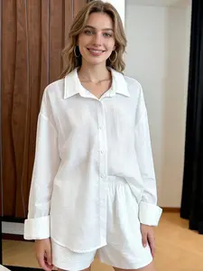 A two-piece set of fashionable white casual loose shirts for women, with a loose cut that is super comfortable. The same color scheme is suitable for commuting to work, shopping and outdoor activities, indoor and outdoor wear