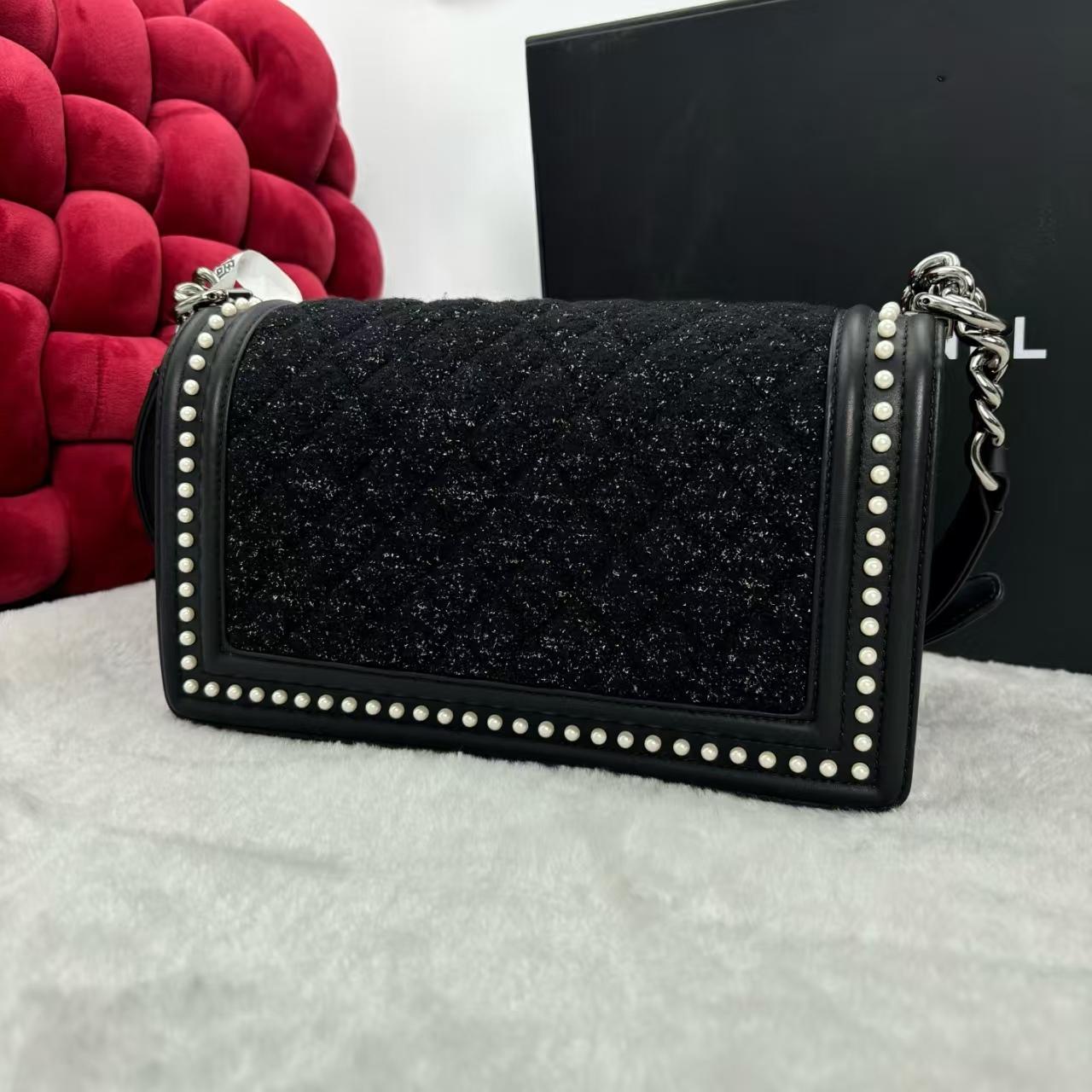 Pre-owned CHANEL Tweed Pearl Embellished Medium Boy Bag |19360600