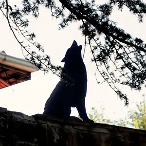 Howling Wolf Yard Display, Outdoor Garden Decoration, All-Weather Yard Art, Water Proof Yard Decor, PVC Lawn Statue, Patio Sculpture