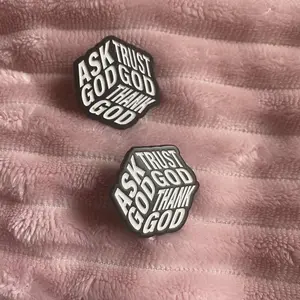 Ask God,Trust God ,Thank God "Fashion Enamel Brooch Badge Decoration with Unique Dice Design, Casual Backpack Accessory, Perfect Gift for All Seasons, Stylish Letter Pattern, Metal Pin, Enamel Lapel Pins
