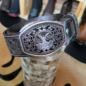 CINTO DE PIEL CON DISEÑO DEL CENTENARIO COLOR PLATA