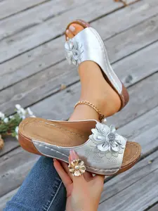 Women's new summer thick-soled wedge beach sandals, featuring fashionable floral decorations, perfect for summer, comfortable slip-on, durable and versatile, ideal for beach sunbathing and casual strolls, Elegant sandals
