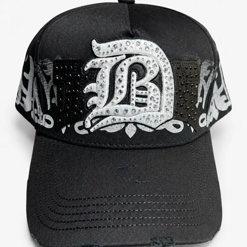 31 hats por Benavides, gorra de alta calidad con bordados 3D y detalles únicos.
