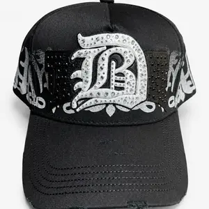 31 hats por Benavides, gorra de alta calidad con bordados 3D y detalles únicos.