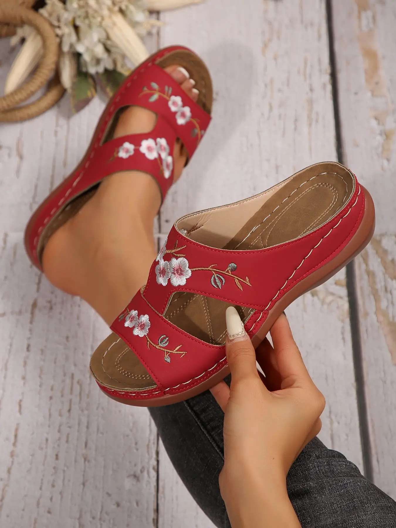 Women's Summer Floral Embroidery Comfortable Soft Sole Wedge Sandals, Floral Design Sandals, Floral Pattern Sandals, Casual Outdoor Footwear, Ideal for Commuting and Daily Wear, Breathable Sandals
