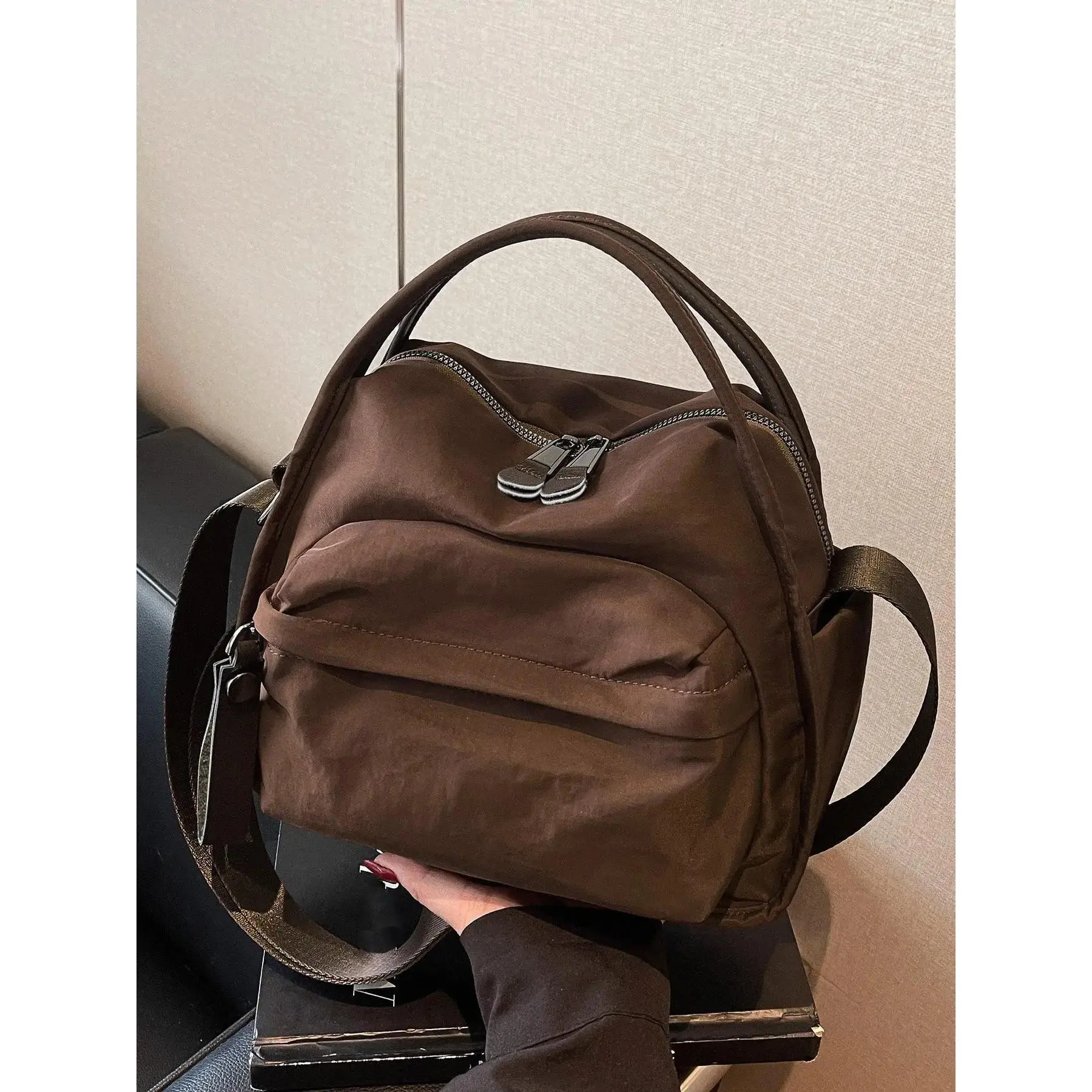 Niche design simple and casual daily commuter bag, small fresh contrast color handbag messenger bag, fashionable and trendy versatile multi-color optional, suitable for daily commuting, shopping, etc., Everyday Shoulder Bag