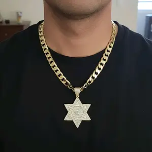 Gold plated 14k Añade un toque de distinción y significado a tu estilo con esta delicada cadena con el dije de la Estrella de David. Su diseño clásico y sofisticado la convierte en el accesorio perfecto para cualquier ocasión. Un símbolo de identidad que