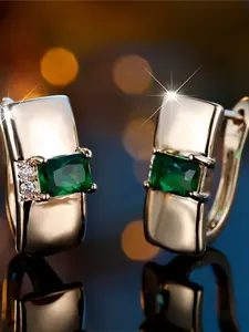 A pair of rectangular earrings made of green zirconia are fashionable and retro, suitable for women to wear at travel wedding parties
