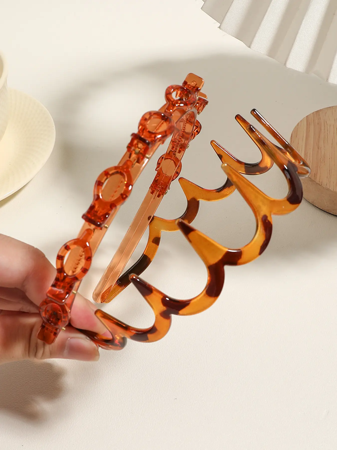 Vintage tortoiseshell textured toothed non-slip headband! The wavy design offers strong grip to stay in place perfectly. It easily tames stray hairs and bangs, a must-have for daily commutes, helping you create a lazy and sophisticated look in seconds.