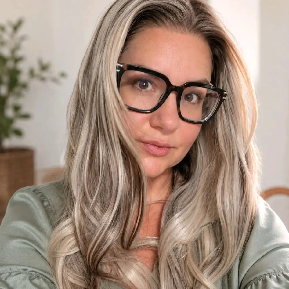 New Release Missy K137409 Silver Birch Blonde wig bundle. 20" cool ash blonde, beige blonde, and smoky taupe brown with a lived-in shadow root. 13x4,120 density,350 heat tolerance,21.5-23.5 cap. Complete bundle must be returned for full refund.