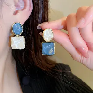 A Pair of Elegant Geometric Color-Blocked Asymmetrical Square Earrings, Featuring a Stylish And Luxurious Long Design in Icy Gradient Blue