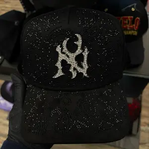 Gorra negra con diamantes y gamuza