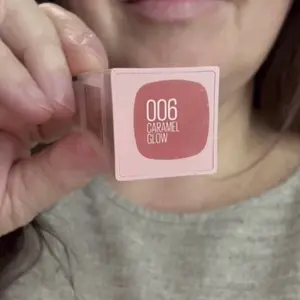 Lifter Glaze Oil Balm with Hyaluronic Acid and Hydrating Oil Blend, Lip Balm with 24HRs of Smooth, Buildable Color, Moisturizing Shine, Maybelline