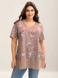 【Summer Turn-Up】【V-neck】BlOOMCHIC Plus Size Garden Print Spliced V-Neck Blouse in DustyPink Loose Fit Short Sleeve Tunic with Natural Flowers Print Womenswear Garment Polyester Fabric Tops [1x-6x] 2026 Summer Pick for Mother's Day