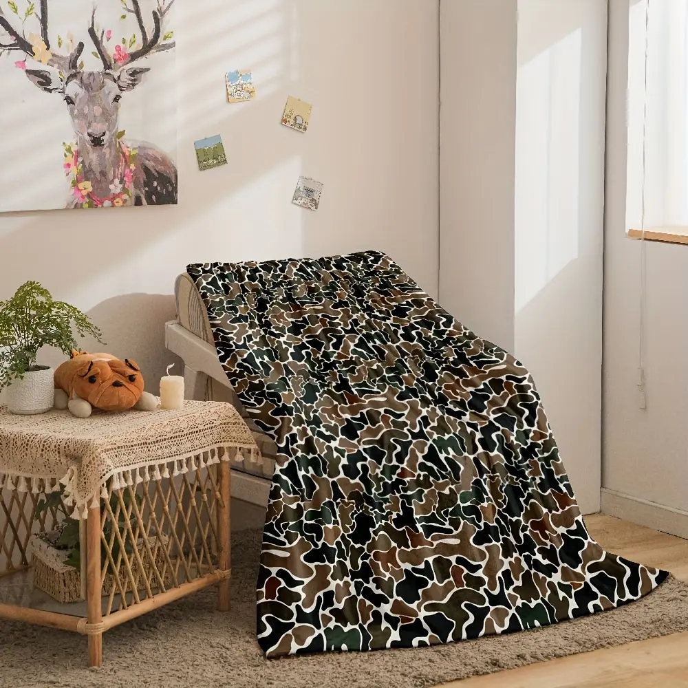 Camouflage Flannel Throw Blanket, 280GSM Soft Comfy Wrinkle Resistant Lightweight Casual Blanket - Ideal for Bed & Camping, Unique Gifts for Men, Camouflage Flannel Blanket