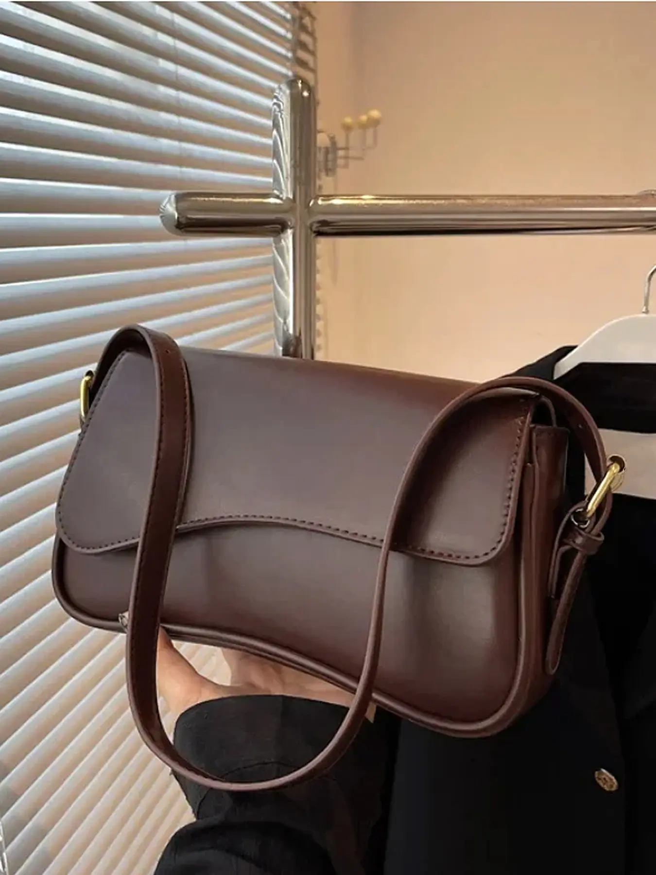 Simple and stylish retro shoulder bag, Vintage shoulder bag, classic postman bag, metal buckle embellishment adjustable shoulder strap, Commuter Bag, light, durable and versatile for daily commuting, shopping and dating