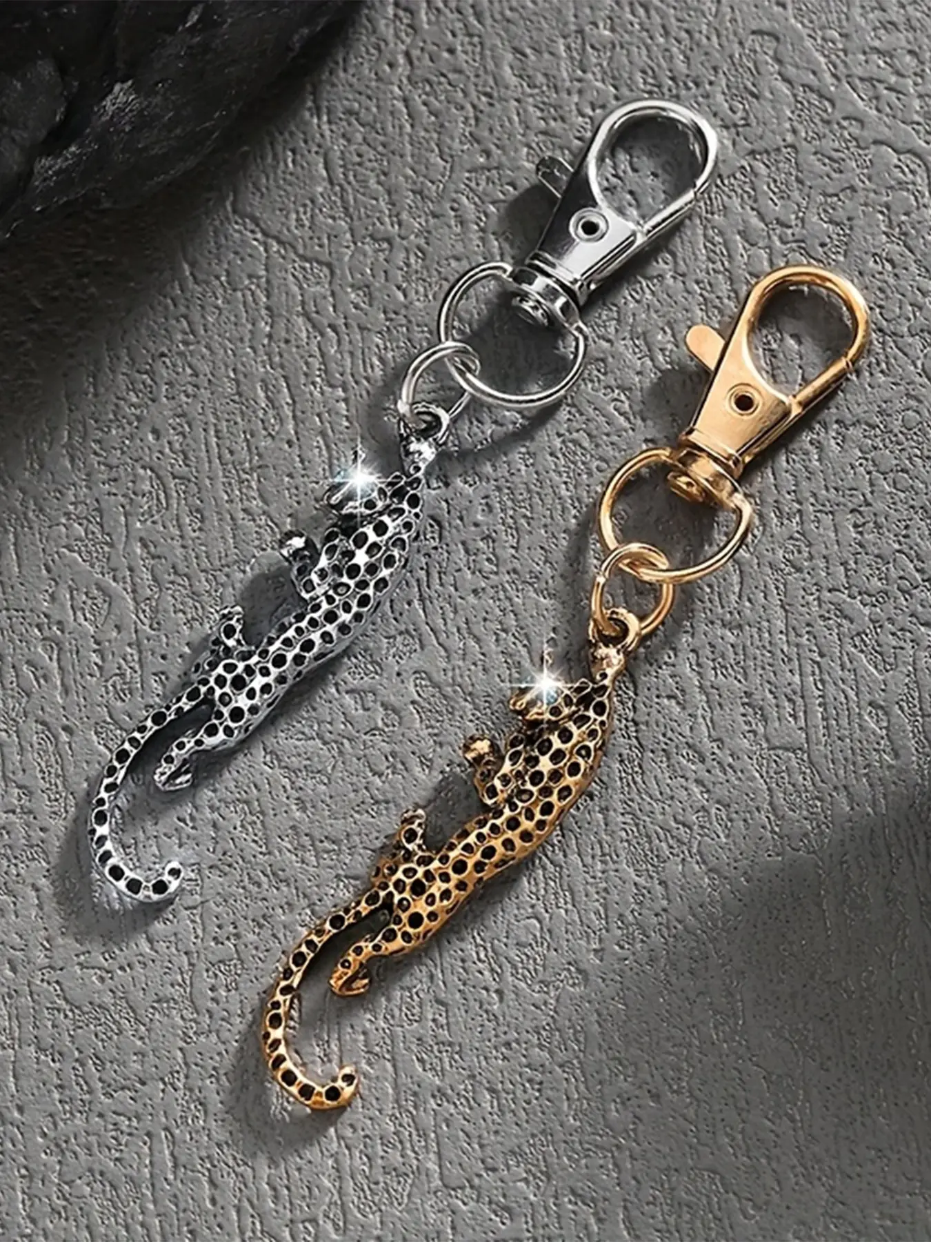 Vintage Leopard Metal Bag Charm Pendants – Bold Keychain & Bag Pendant with Rhinestone Eyes, Edgy Bag Decoration, Trendy Bag Charms, Purse Accessories Charm & Bag Chain Charms for Backpack Purse, Ideal for Street Style & Punk Lovers