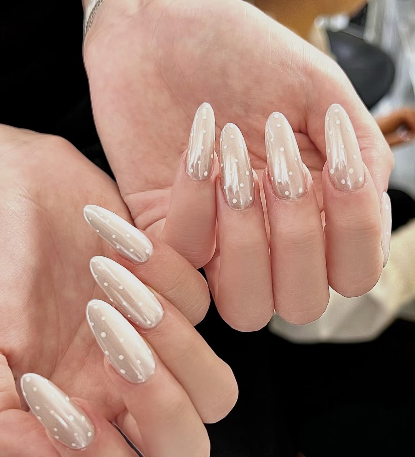 【Lucy UU】Gorgeous Aurora Pearl White Press On Nails With 3D Dots Medium Almond Shape Handmade Reusable Luxury Fake Nails For Women Daily Sweet Wear