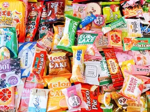 50 COUNT Asian Mini Snacks & Sampler Box - Candy, Chocolate, Cookie, Biscuit, Ramen, Drink