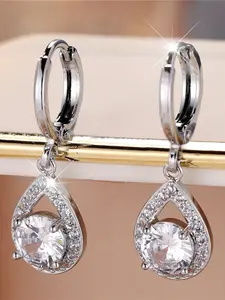 A pair of Angel's Tear earrings made of synthetic white zirconia are fashionable, elegant and simple, suitable for women to wear at travel wedding parties