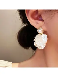A pair of unique shell-shaped petal pendant earrings, adorned with faux pearls - ocean-themed earrings, handmade from resin, suitable for women - perfect for vacations and parties
