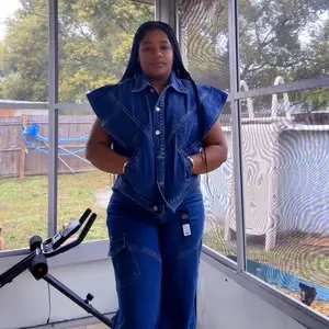 Elengatine Bohemian Style Vintage Cool Denim Vest for Lady Minimalist Rounded Collar Wide Shoulders Slit Pockets Button-front Closure Basic Casual Fitted Denim Jacket Coat Women's Chic Winter Wear