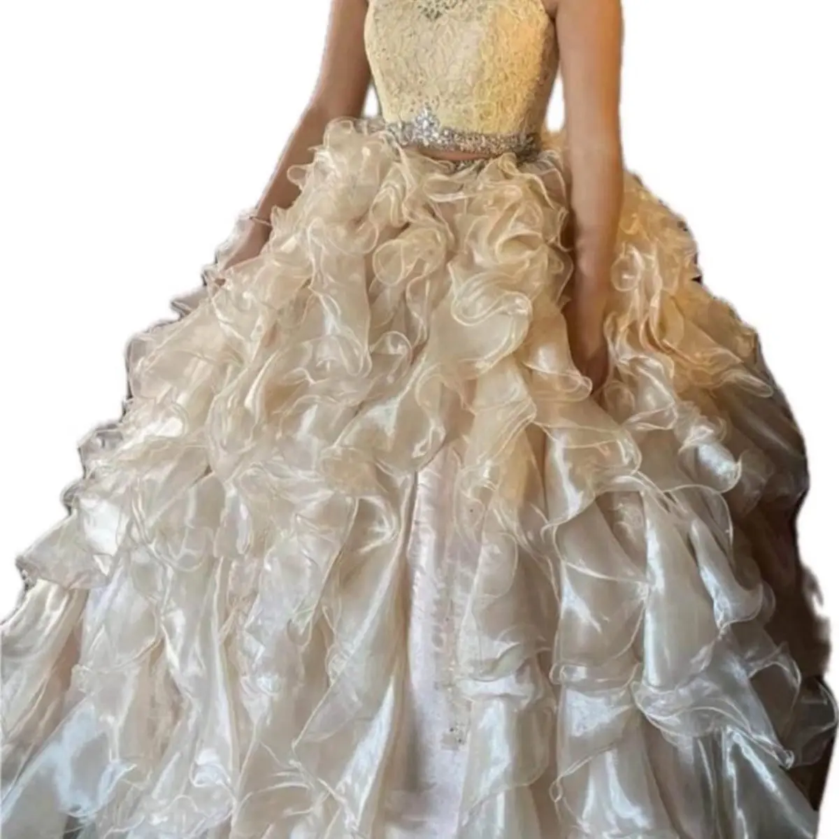 Traje de quinceañera dorado y traje rojo para fiesta