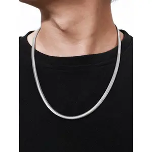 Minimally Designed Men's Snake Bone Chain, Combining Metallic Luster with Snake Like Texture, Showcasing A Cool and Stylish Look, Suitable for Commuting, Gatherings, and Street Styling. It Is A Versatile and Practical Fashion Accessory