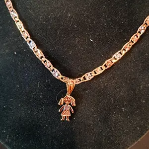 cadena d 3 colores con dige d 1 niña oro laminado de 18k lavable de material fino