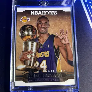 NBA Hoops Kobe Bryant Los Angeles Lakers 24 Jersey Card with Trophy Image
