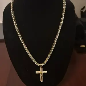 Gold Plated Cross Necklace with Elegant Chain Design and Sparkling Pendant for Everyday Wear